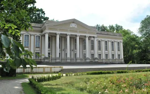 Majestatyczny pałac wolsztyn z kolumnadą i ogrodem.