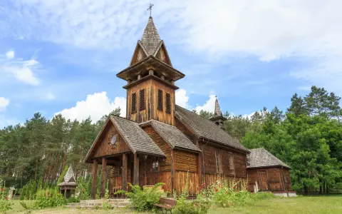 Drewniane kościoły w Polsce to skarby architektury. Ten zabytkowy kościółek, otoczony lasem, zachwyca swoim wiejskim urokiem.