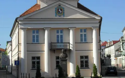 Zamek w Koninie, dawny ratusz, z popiersiem Józefa Piłsudskiego przed wejściem.