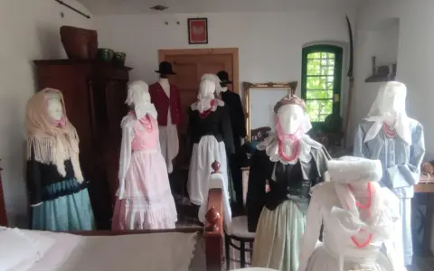 Stroje ludowe z Krobii Wielkopolskiej na manekinach, prezentujące tradycyjne stroje kobiece.