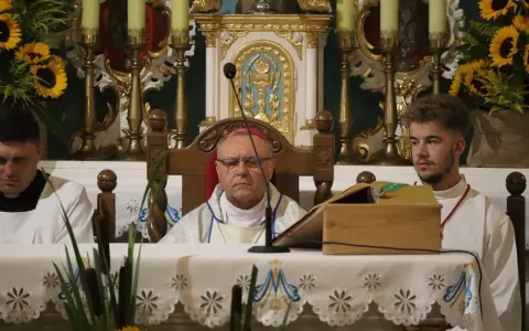 Uroczystość odpustowa na Górce Duchownej. Biskup w otoczeniu ministrantów podczas mszy świętej.