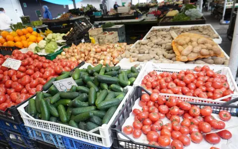 Świeże pomidory, ogórki, cebula i ziemniaki na stoisku na best market poznan.