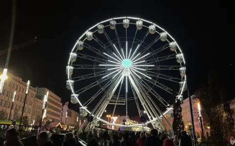 Nocny Poznań zachwyca iluminacjami. Koło widokowe na jarmarku bożonarodzeniowym w Poznaniu przyciąga tłumy.