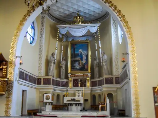 Wnętrze sanktuarium Tursko. Centralnie umieszczony obraz Matki Bożej pod baldachimem, flankowany rzeźbami.