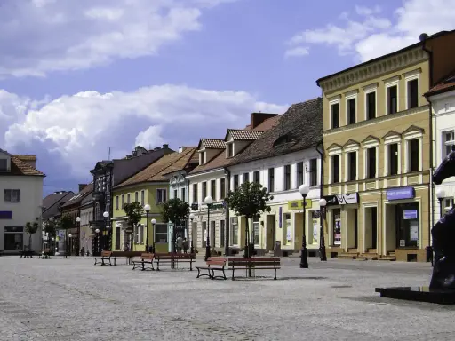 Ratusz w Koninie i okolice zapraszają na imprezy. Rynek z kamienicami i rzeźbą konia.