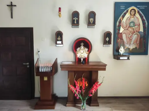 Ołtarz z monstrancją w sanktuarium Skalmierzyce. Obok krzyż, obraz i relikwie.