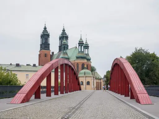 Most czerwony na poznańskim starym mieście prowadzi do katedry.