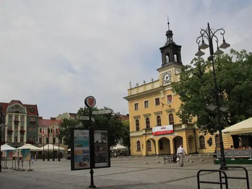 Rynek w Ostrowie Wielkopolskim. Zabytkowe kamienice, ratusz z wieżą i kawiarniany ogródek. Atrakcje tego miasta czekają!