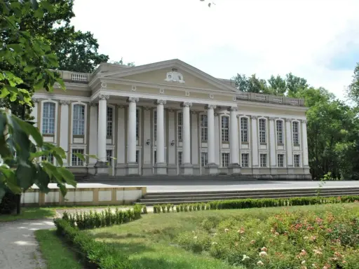 Majestatyczny pałac wolsztyn z kolumnadą i ogrodem.