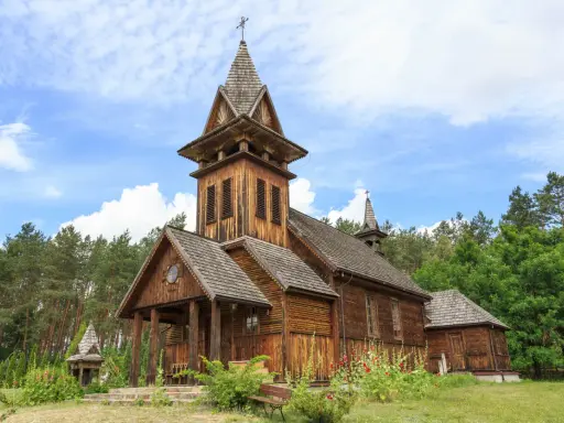 Drewniane kościoły w Polsce to skarby architektury. Ten zabytkowy kościółek, otoczony lasem, zachwyca swoim wiejskim urokiem.