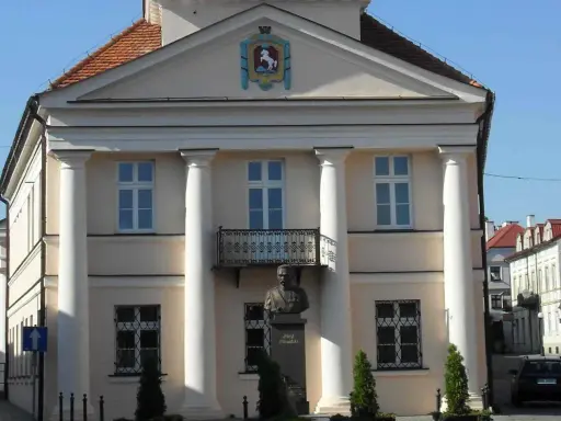 Zamek w Koninie, dawny ratusz, z popiersiem Józefa Piłsudskiego przed wejściem.