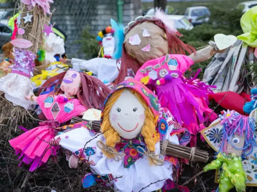 Kolorowe Marzanny, gotowe do palenia, symbolizują pożegnanie zimy. Różne kukły, ozdobione papierem i tkaninami, czekają na swój koniec.