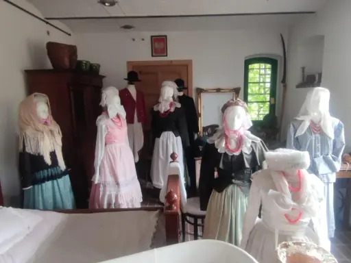 Stroje ludowe z Krobii Wielkopolskiej na manekinach, prezentujące tradycyjne stroje kobiece.