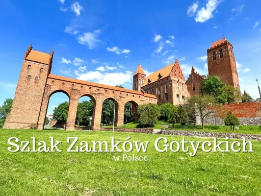Imponujące budowle gotyckie w Polsce, w tym zamek z charakterystycznym mostem arkadowym, na tle błękitnego nieba.