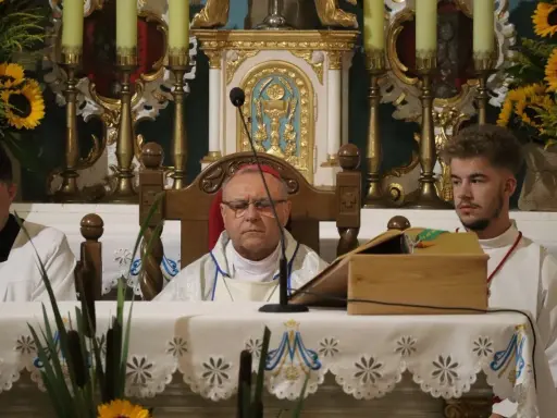 Uroczystość odpustowa na Górce Duchownej. Biskup w otoczeniu ministrantów podczas mszy świętej.