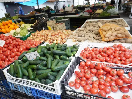 Świeże pomidory, ogórki, cebula i ziemniaki na stoisku na best market poznan.