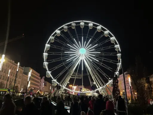 Nocny Poznań zachwyca iluminacjami. Koło widokowe na jarmarku bożonarodzeniowym w Poznaniu przyciąga tłumy.