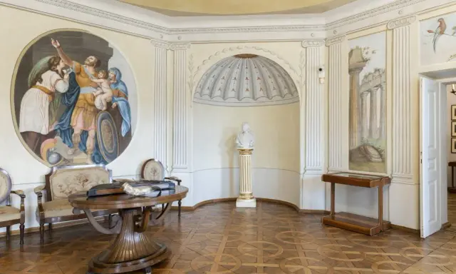 Wnętrze z malowidłami, rzeźbą i antykami. Idealne miejsce na magiczną museum night.