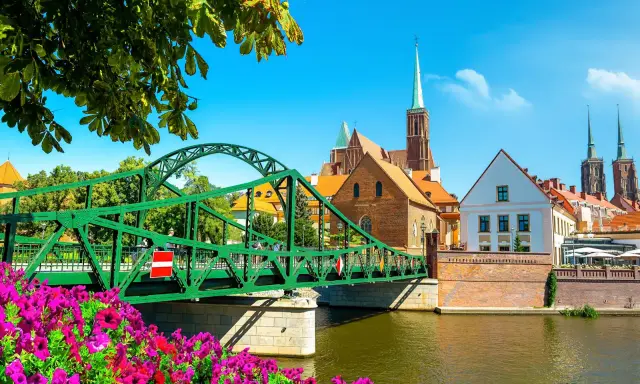 Zielony mostek, kwitnące kwiaty i wrocławskie katedry tworzą scenerię jak z filmu. Idealne miejsce na spacer dla zakochanych.