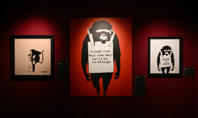 Wystawa w Poznaniu prezentuje prace Banksy'ego. Trzy obrazy z małpami, w tym słynne "Laugh now, but one day we'll be in charge".
