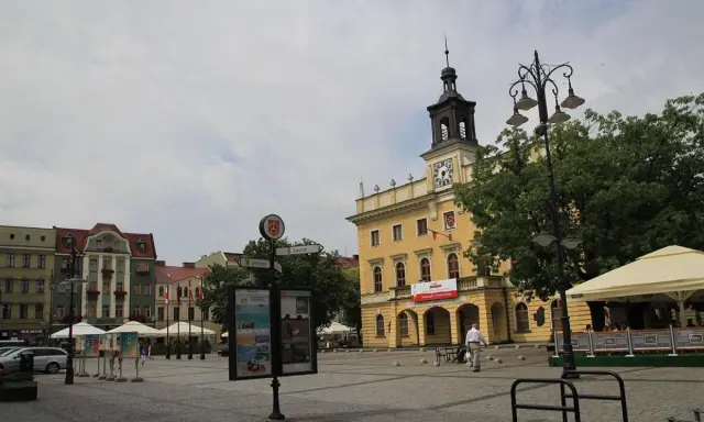 Rynek w Ostrowie Wielkopolskim. Zabytkowe kamienice, ratusz z wieżą i kawiarniany ogródek. Atrakcje tego miasta czekają!
