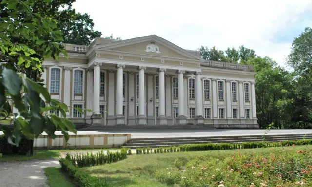 Majestatyczny pałac wolsztyn z kolumnadą i ogrodem.