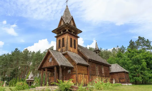 Drewniane kościoły w Polsce to skarby architektury. Ten zabytkowy kościółek, otoczony lasem, zachwyca swoim wiejskim urokiem.