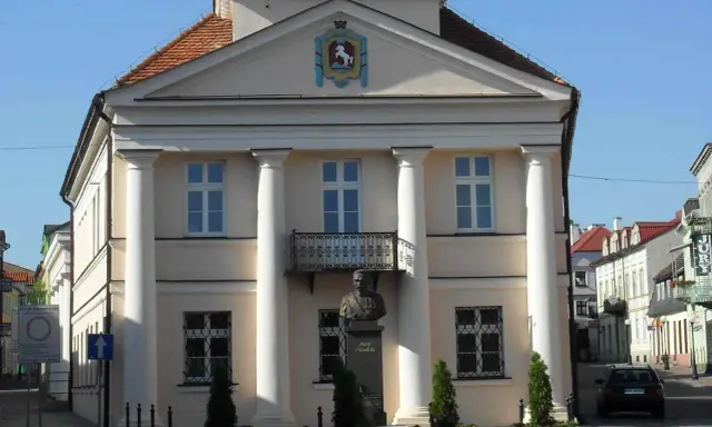 Zamek w Koninie, dawny ratusz, z popiersiem Józefa Piłsudskiego przed wejściem.