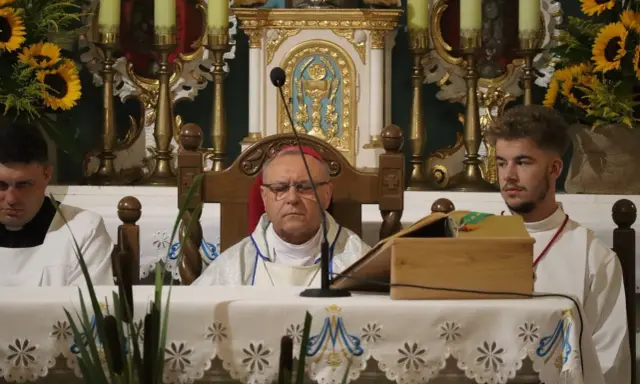 Uroczystość odpustowa na Górce Duchownej. Biskup w otoczeniu ministrantów podczas mszy świętej.