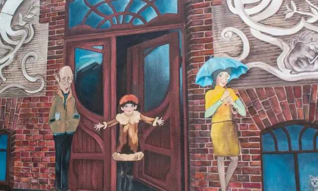 Urocze murale w Poznaniu: starszy pan z kubkiem, dziecko w drzwiach i kobieta z parasolką.