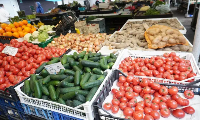 Świeże pomidory, ogórki, cebula i ziemniaki na stoisku na best market poznan.
