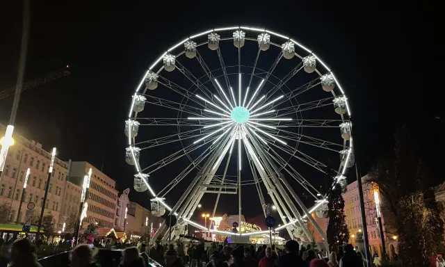 Nocny Poznań zachwyca iluminacjami. Koło widokowe na jarmarku bożonarodzeniowym w Poznaniu przyciąga tłumy.
