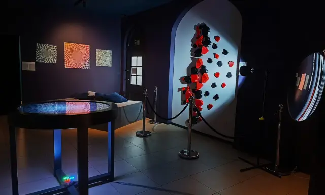 W muzeum iluzji Poznań zobaczysz obrazy optyczne, iluzje 3D z kartami do gry i zakrzywione lustro.