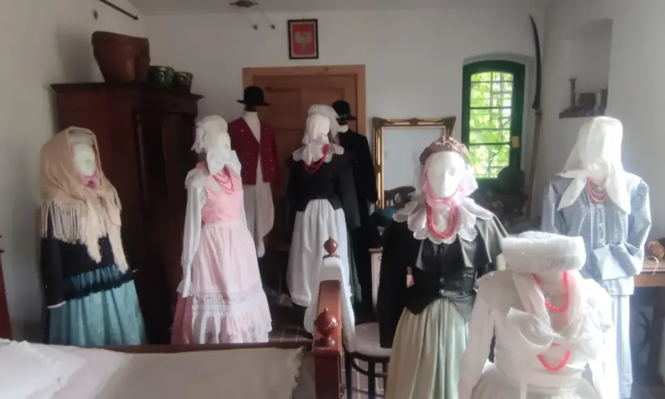 Stroje ludowe z Krobii Wielkopolskiej na manekinach, prezentujące tradycyjne stroje kobiece.
