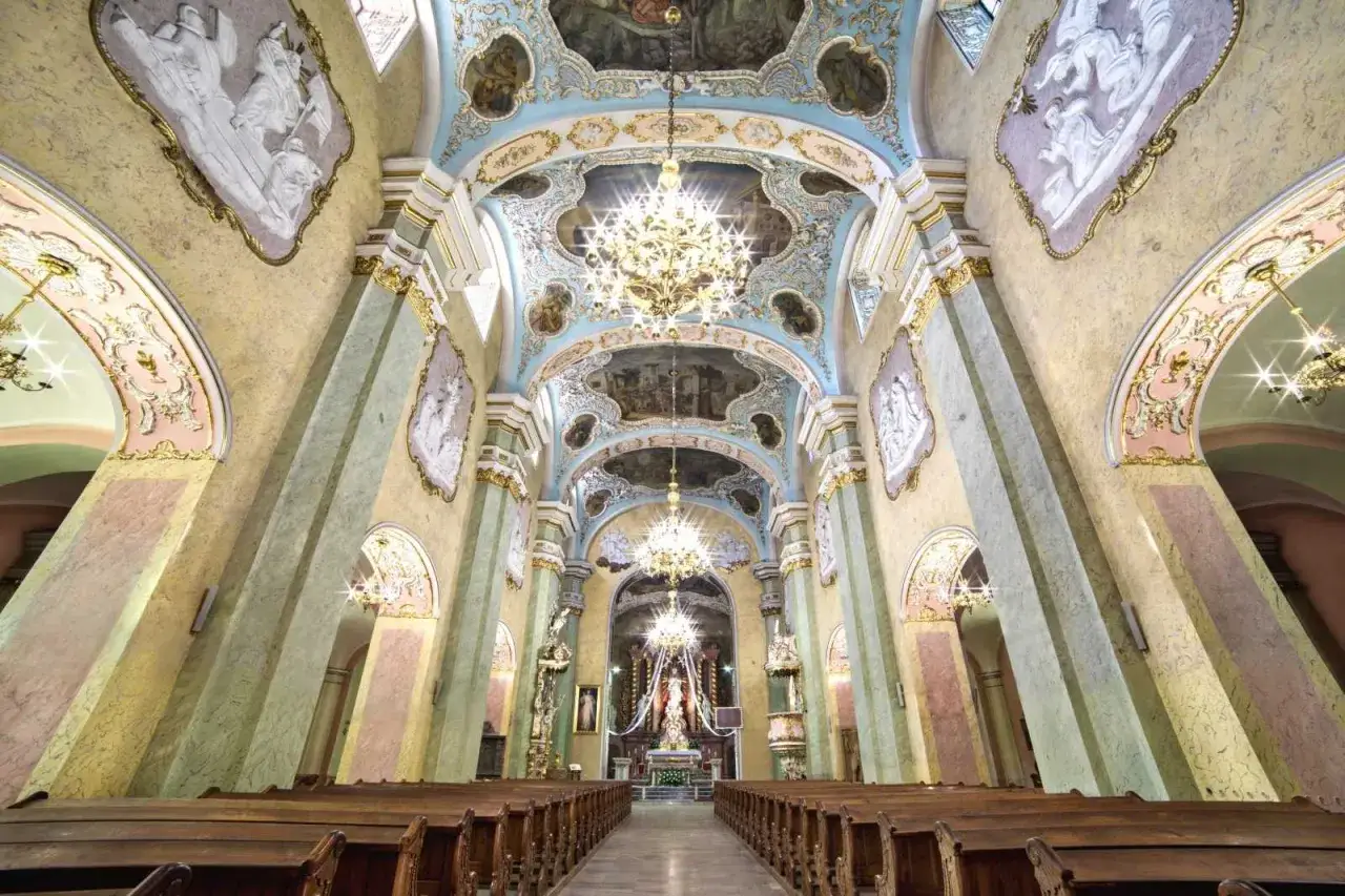Wnętrze kościoła w Krobii Wielkopolskiej zachwyca bogactwem zdobień, fresków na sklepieniu i kryształowymi żyrandolami.