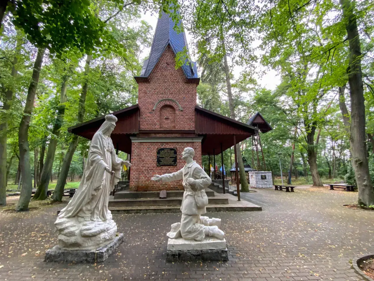 W Licheniu Nowym figura Matki Bożej i klęczący pielgrzym.