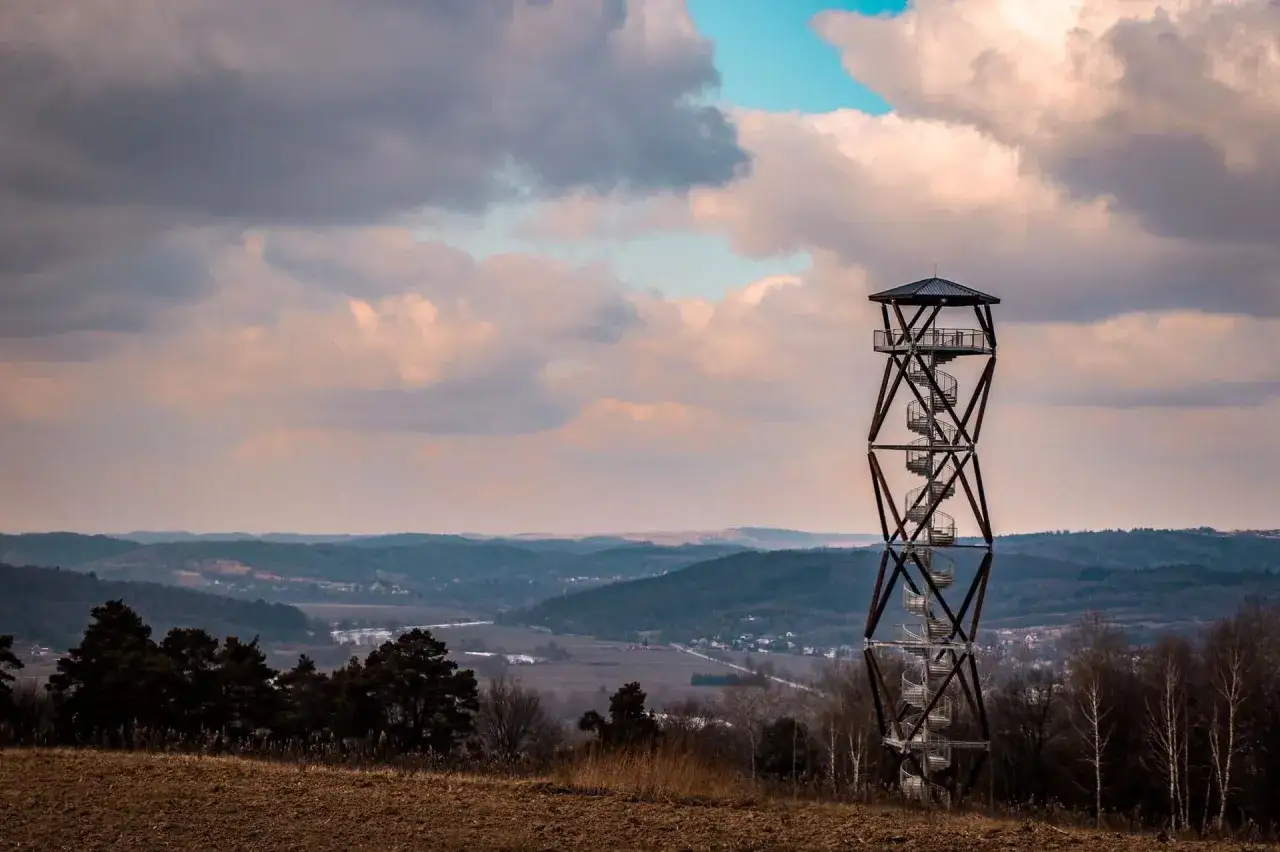 Nowa wieża widokowa g&oacute;ruje nad malowniczym krajobrazem. Wznosi się dumnie, zapraszając do podziwiania panoramy.
