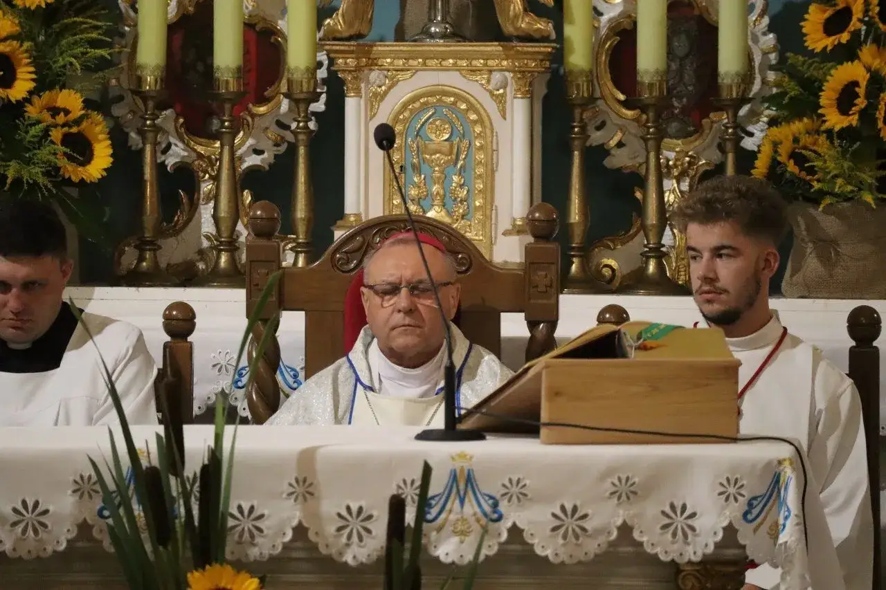 Biskup siedzi przy ołtarzu podczas odpustu na Górce Duchownej. Obok niego klerycy.