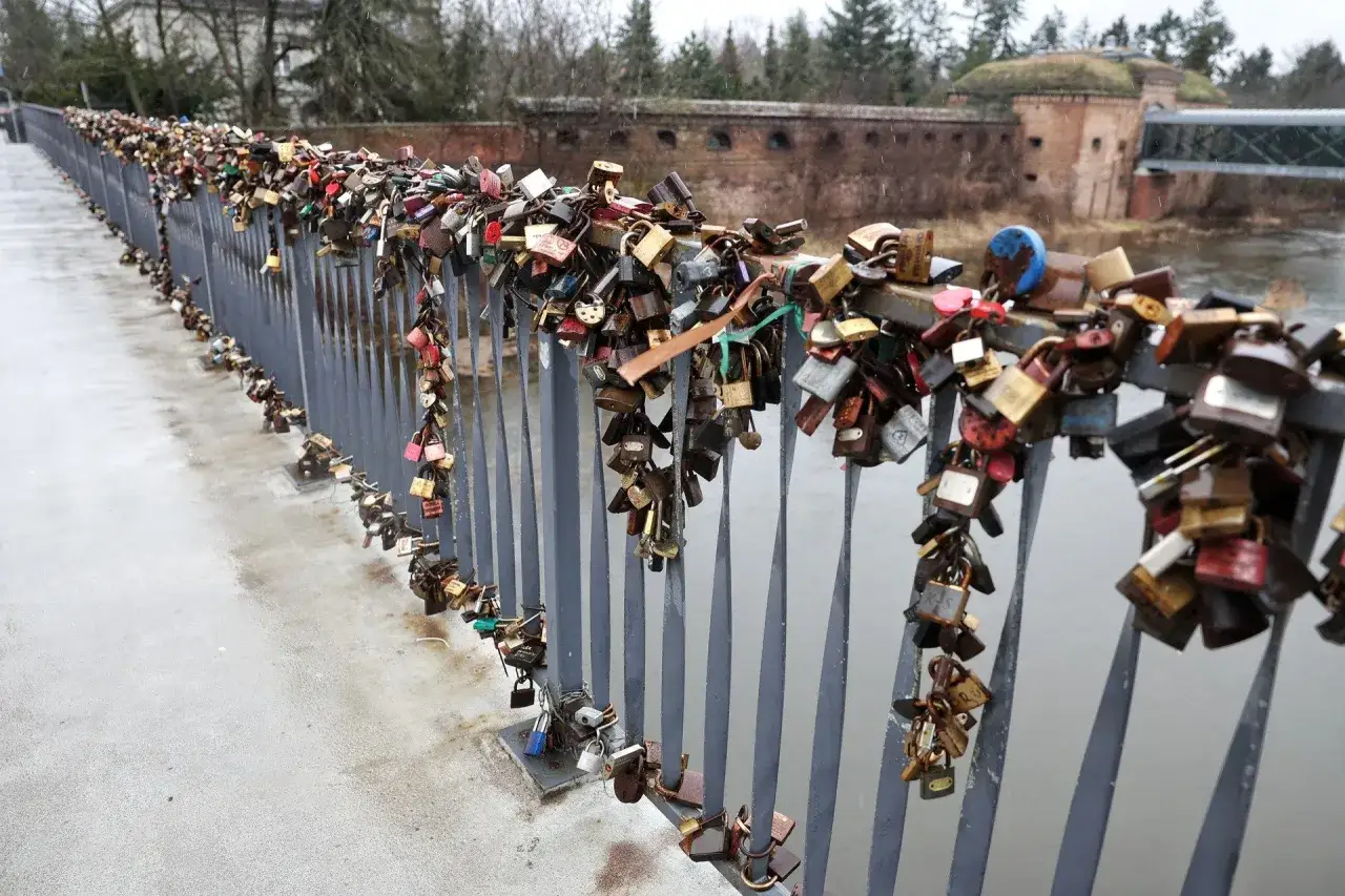Most z kłódkami miłości, symbol wiecznego uczucia, wisi na balustradzie.