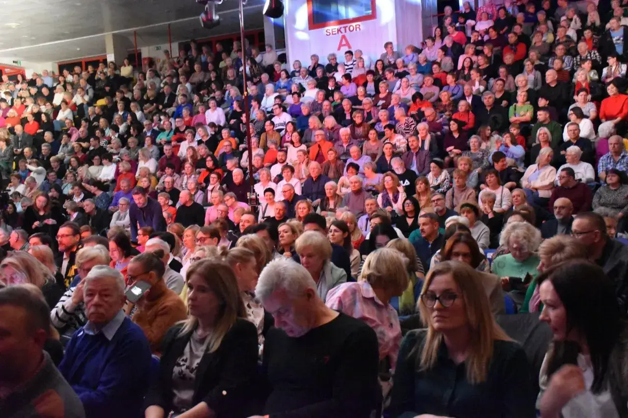 Widownia w Kaliszu podczas weekendowych wydarzeń. Ludzie siedzą na trybunach, czekając na rozpoczęcie.