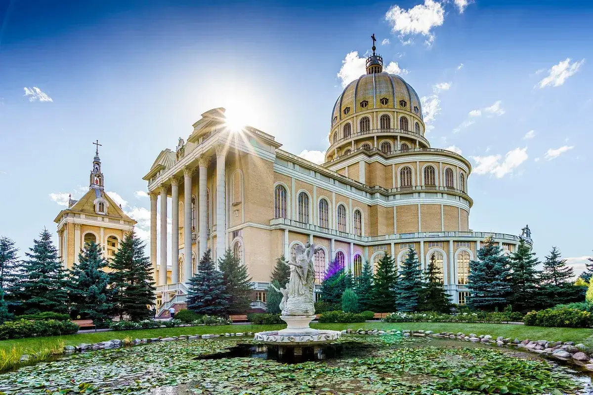 Wspaniałe sanktuarium z kopułą i kolumnami, otoczone zielenią i stawem z liliami wodnymi.