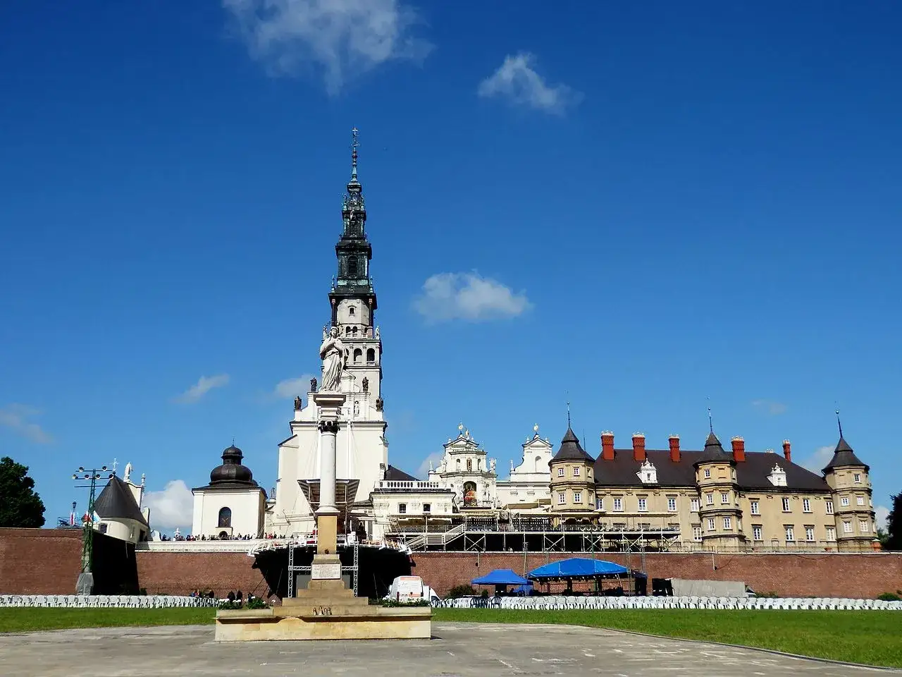 Jasne niebo nad Jasną G&oacute;rą, jednym z najważniejszych miejsc świętych w Polsce. Monumentalna wieża i zabudowania klasztorne.