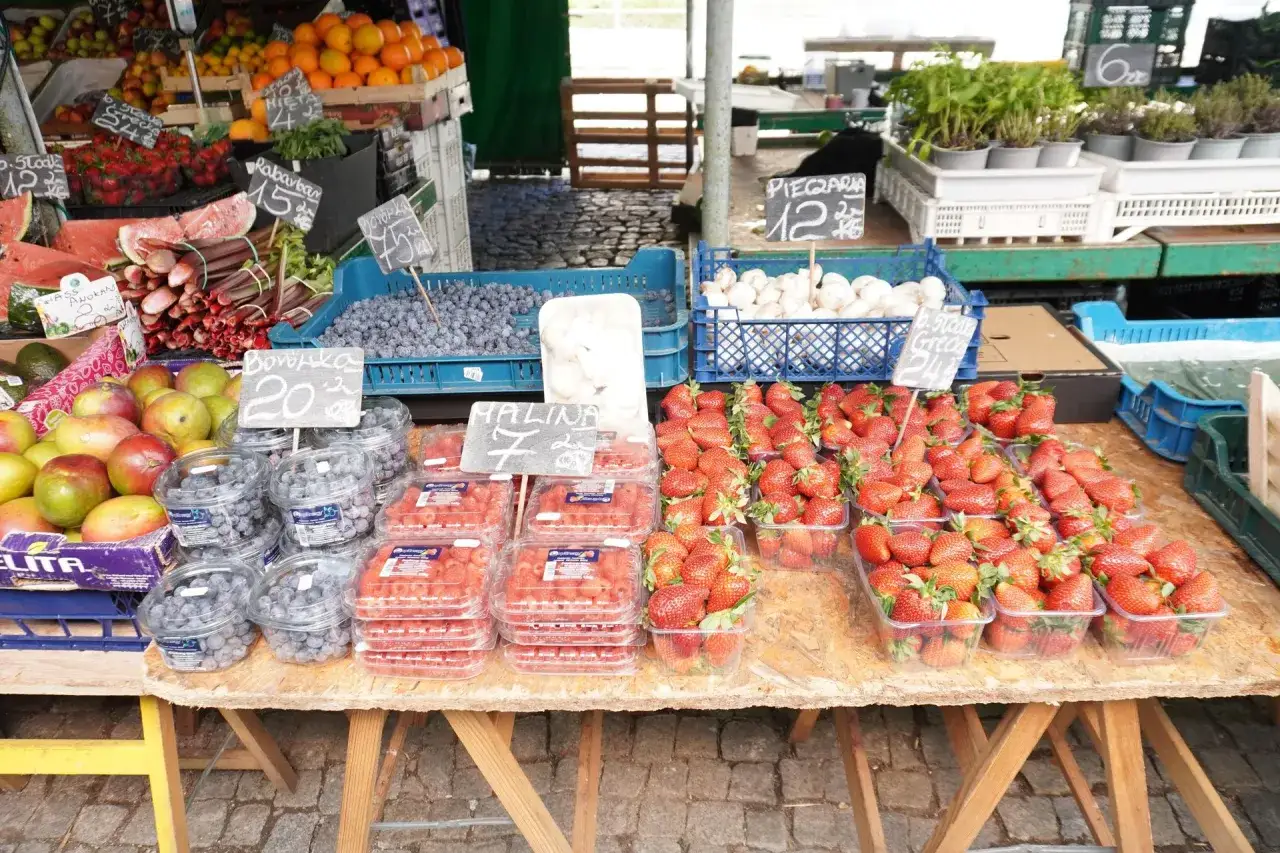 Stoisko z owocami i warzywami na best market Poznań. Truskawki, maliny, borówki, rabarbar, jabłka i pomarańcze.
