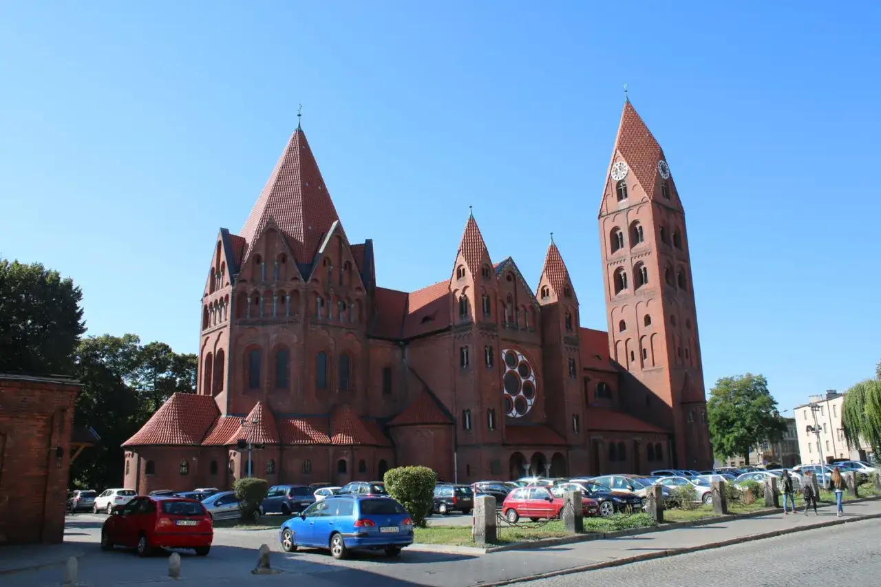Imponująca ceglana bazylika z wieżą zegarową, jedna z głównych atrakcji Ostrowa Wielkopolski.