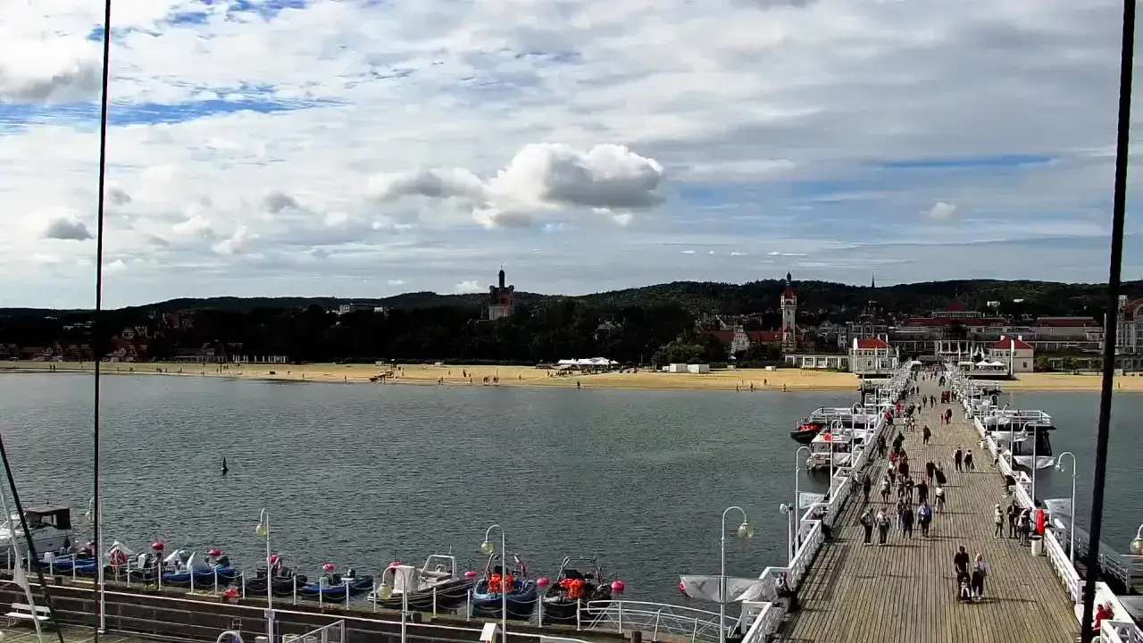 Spacerem po najdłuższym molo w Polsce, w Sopocie, podziwiając plażę i zabytkową architekturę.