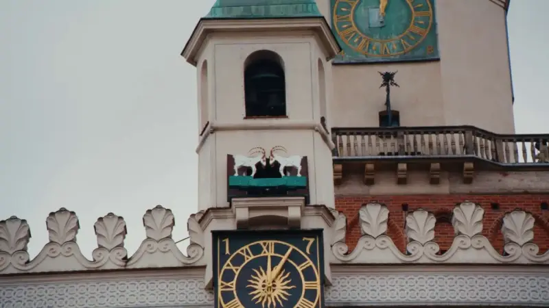 Koziołki poznańskie, symbol z którego słynie Poznań, na tle Ratusza.